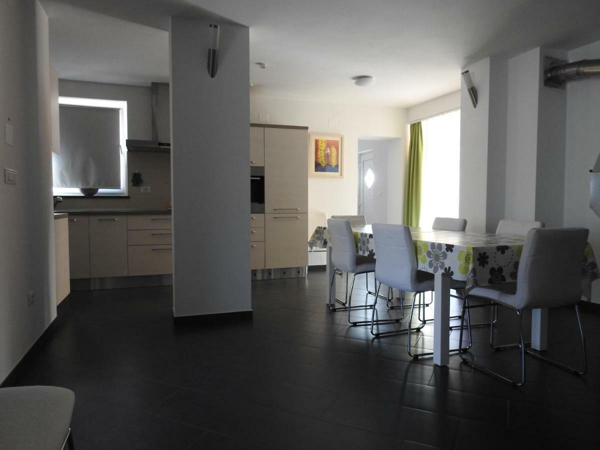 Affittacamere Pocitniska Hisa Dobravlje Esterno foto