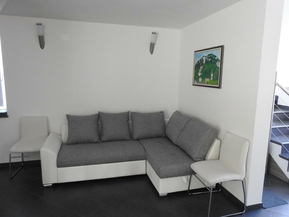 Affittacamere Pocitniska Hisa Dobravlje Esterno foto